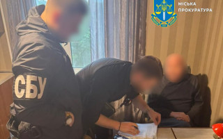 $12 тисяч за «хвору дружину» – посадовця Голосіївської РДА підозрюють у незаконній схемі втечі за кордон