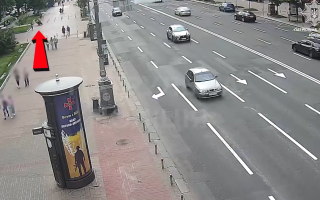 У центрі Києва водій електроскутера тікав від патрульних через рух по тротуару, відео