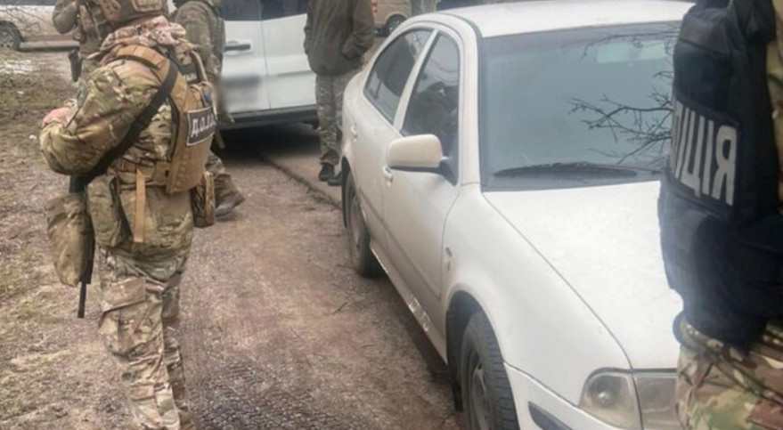 Суд конфіскував авто, на якому жінка наїхала на поліцейського, коли вивозила чоловіка від працівників ТЦК