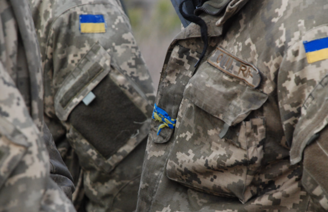 Військовослужбовець за контрактом, який вчинив СЗЧ, несе відповідальність навіть, якщо повернувся на службу, але не доповів про прибуття командиру – Верховний Суд