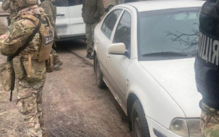 Суд конфіскував авто, на якому жінка наїхала на поліцейського, коли вивозила чоловіка від працівників ТЦК