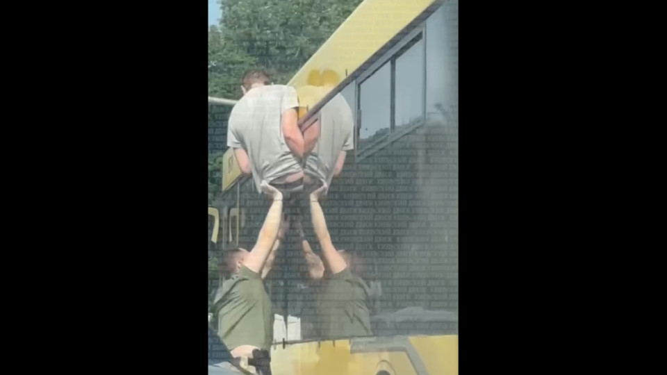 У Києві на мосту Патона чоловік через вікно спробував втекти з автобуса ТЦК – відео