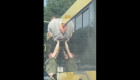 В Киеве на мосту Патона мужчина через окно попытался сбежать из автобуса ТЦК – видео