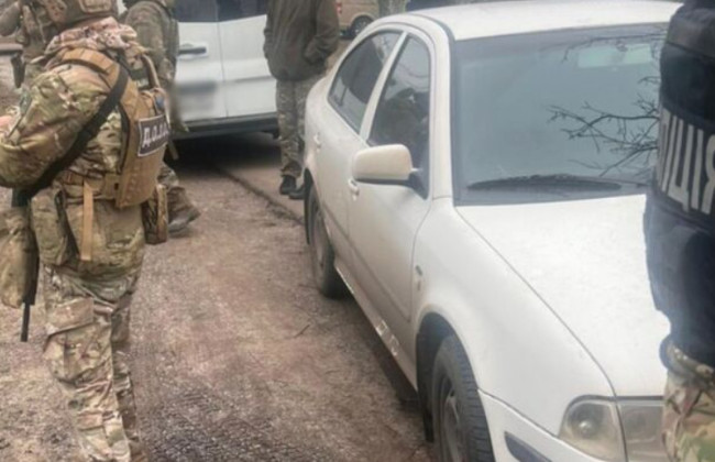 Суд конфисковал автомобиль, на котором женщина наехала на полицейского, когда вывозила мужчину от работников ТЦК