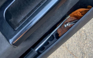 На Хмельниччині поліцейські знайшли у автомобілі чоловіка телескопічну дубинку — як його покарали
