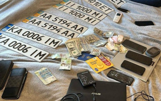 У Києві викрили схему продажу «красивих» номерних знаків за $3500