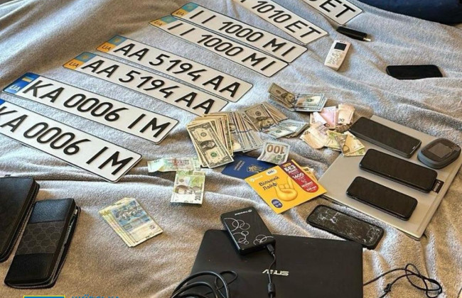 У Києві викрили схему продажу «красивих» номерних знаків за $3500