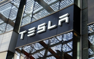Акції Tesla обвалилися після суперечки Трампа з Маском