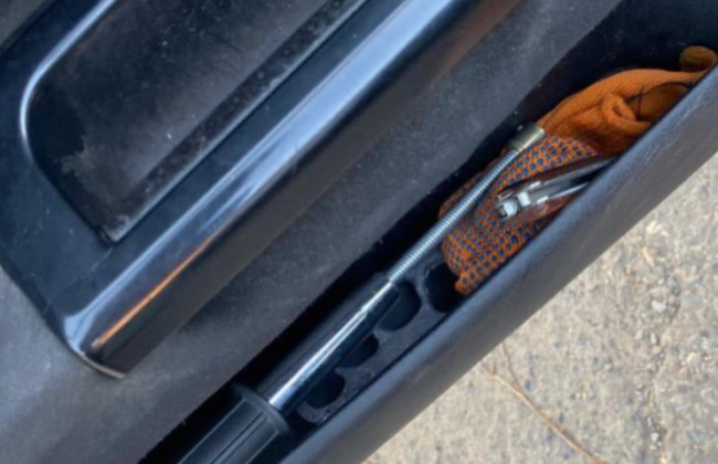 В Хмельницкой области полицейские нашли в автомобиле мужчину телескопическую дубинку — как его наказали