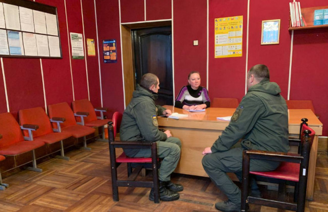 Адміністрація колонії повинна буде не пізніше 24 годин дати засудженому можливість повідомити захисника про накладене стягнення