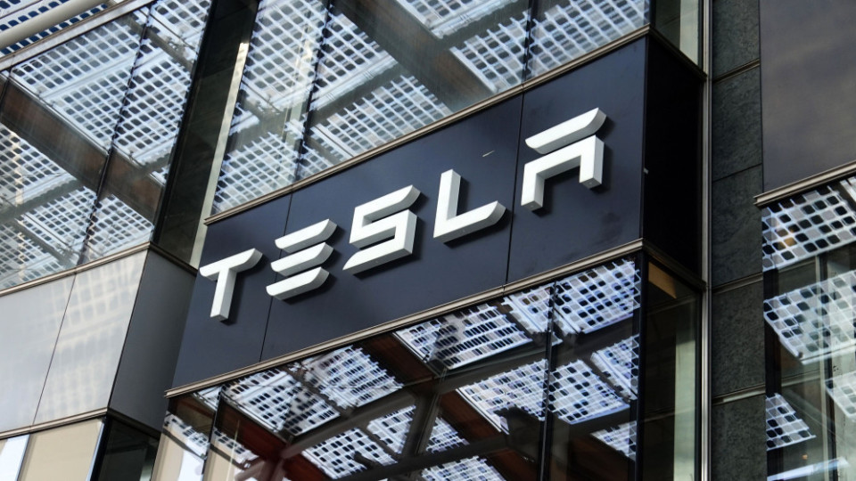 Акції Tesla обвалилися після суперечки Трампа з Маском