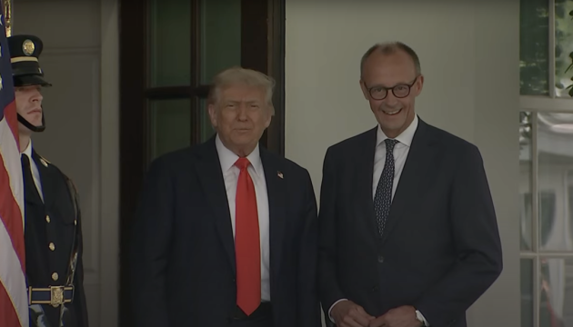 Канцлер Германии Мерц прибыл в Белый дом на встречу с Трампом, видео