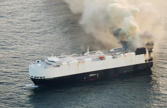 В Тихом океане загорелось грузовое судно с электромобилями