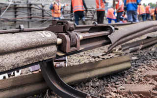 Восстановление работы метро на левом берегу — в Киеве показали, как ремонтируют пути, фото