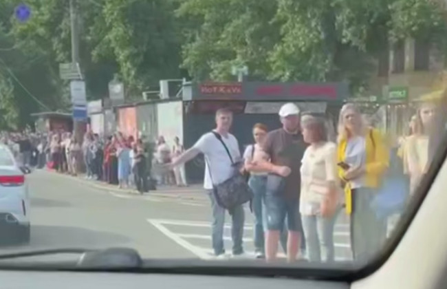 Очереди на остановках и «космические» цены на такси — видео транспортного коллапса в Киеве