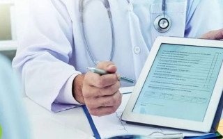 Пенсійний фонд пояснив, чи можуть дружині оформити лікарняний для догляду за хворим чоловіком