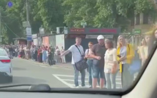 Черги на зупинках та «космічні» ціни на таксі — відео транспортного колапсу у Києві