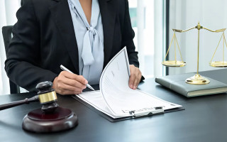 В Британии адвокат работала сразу в трех фирмах — ее лишили права на юридическую практику