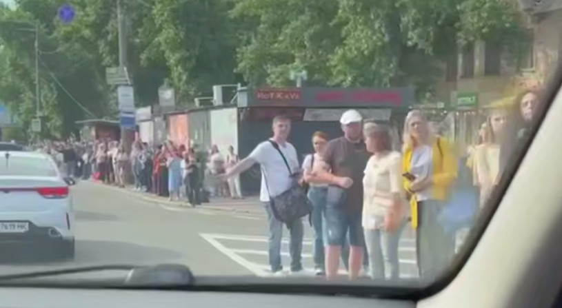 Очереди на остановках и «космические» цены на такси — видео транспортного коллапса в Киеве