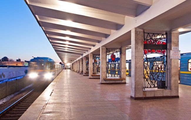 Рух поїздів на «червоній» лінії метро у Києві достроково відновили