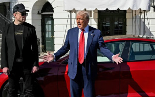 После ссоры с Маском Трамп планирует избавиться от своей Tesla — СМИ