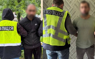 У Києві затримали іноземців, які, погрожуючи гранатою, змусили перехожого перерахувати їм 5000 грн
