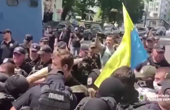 У Києві військовослужбовець вдарив поліцейського протезом по голові, відео