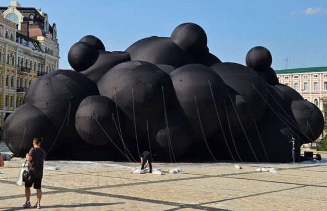 Черное облако с молниями – на Софийской площади установили арт-инсталляцию, которая отправится на Burning Man