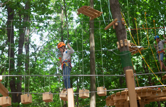 В Киеве 14-летний мальчик упал с высоты во время прохождения канатного аттракциона