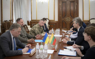 Андрей Ермак обсудил с главой МИД Литвы поддержку Украины и санкции против РФ