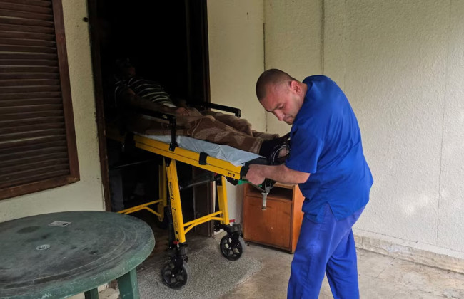 «Как собак закрывали» – в Болгарии разоблачили издевательства в доме престарелых