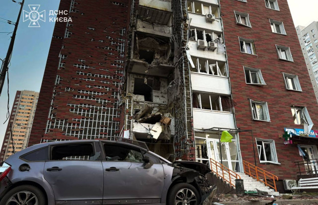 Семь районов Киева получили повреждения в результате массированного обстрела: для тушения пожаров привлекли вертолет, видео
