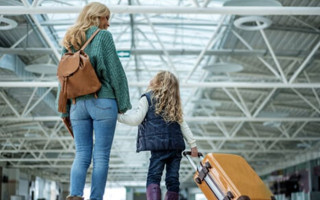 Поездки с детьми за границу — ГПСУ напомнила основные правила пересечения госграницы