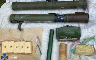 Намагалися продавати трофейну зброю в Україні — правоохоронці затримали шістьох ділків