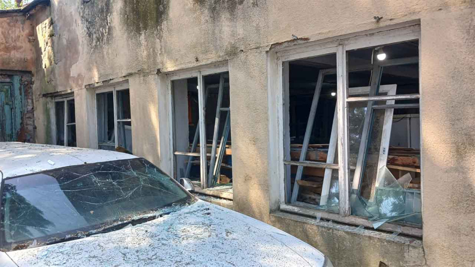 Одеська кіностудія зазнала пошкоджень через атаку шахедів — знищені декорації до фільму «Довженко»
