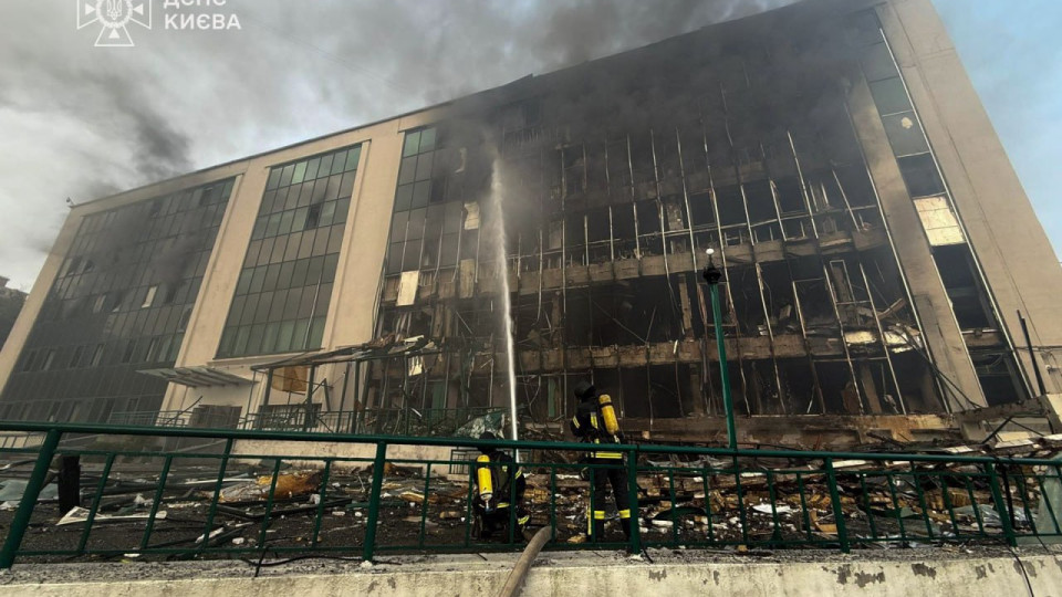 У Києві залучили гелікоптер для гасіння пожеж після обстрілу, відео