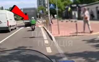 В Киеве наказали водителя скутера, который не пропустил пешеходов – видео