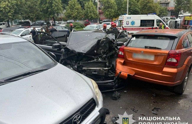У Голосіївському районі Києва зіткнулися чотири автівки – мікроавтобус перекинувся, фото