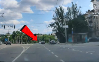 В Киеве наказали водителя Range Rover, который проехал перекресток на красный свет — видео