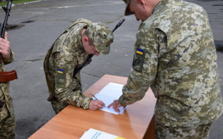 Военнослужащих-контрактников, которые после перевода откажутся от контракта, будут считать мобилизованными по призыву – законопроект