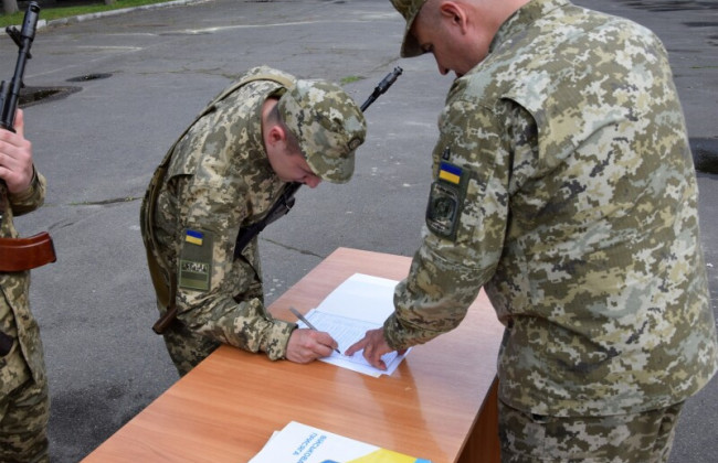 Военнослужащих-контрактников, которые после перевода откажутся от контракта, будут считать мобилизованными по призыву – законопроект