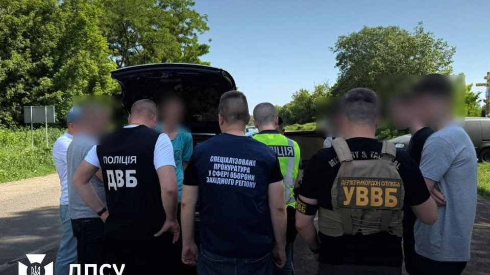 На Буковині затримали чоловіків, які пропонували хабарі прикордонникам за втечу за кордон