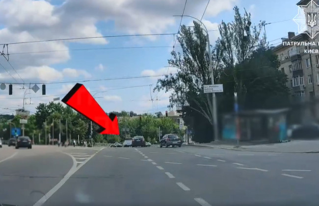 В Киеве наказали водителя Range Rover, который проехал перекресток на красный свет — видео
