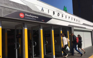 В Киеве подросток украл камеры видеонаблюдения с кафе на станции метро Левобережная, видео