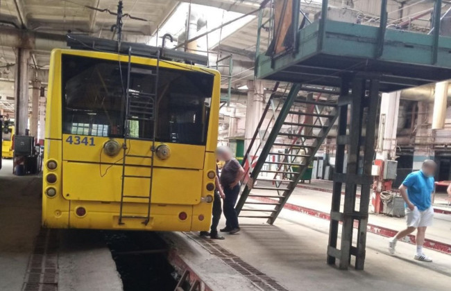 В Киеве в троллейбусном депо слесарь упал с высоты – будут судить инженера