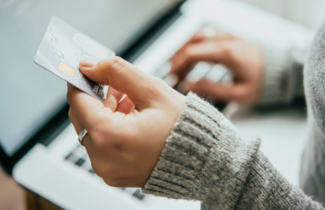 Женщина по ошибке перевела 800 долларов вместо 800 гривен и обратилась в суд о взыскании средств — чем все закончилось