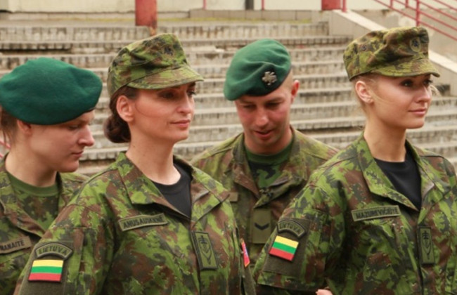Литва планує залучити більше жінок до війська