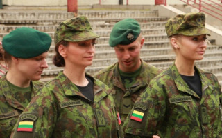 Литва планирует привлечь больше женщин в армию