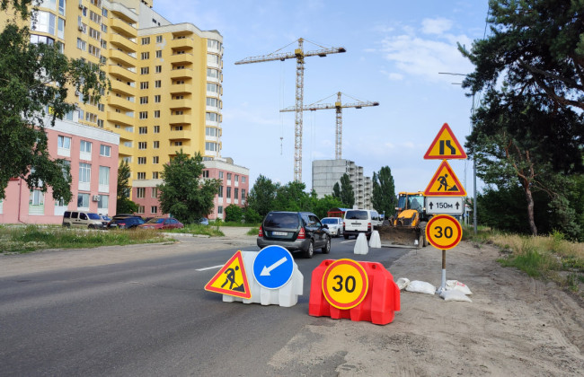 В Киеве обустраивают безбарьерный светофор на перекрестке в Дарницком районе