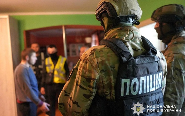 Более 500 обысков одновременно — полиция проводит масштабную спецоперацию против нелегального обращения оружия, фото